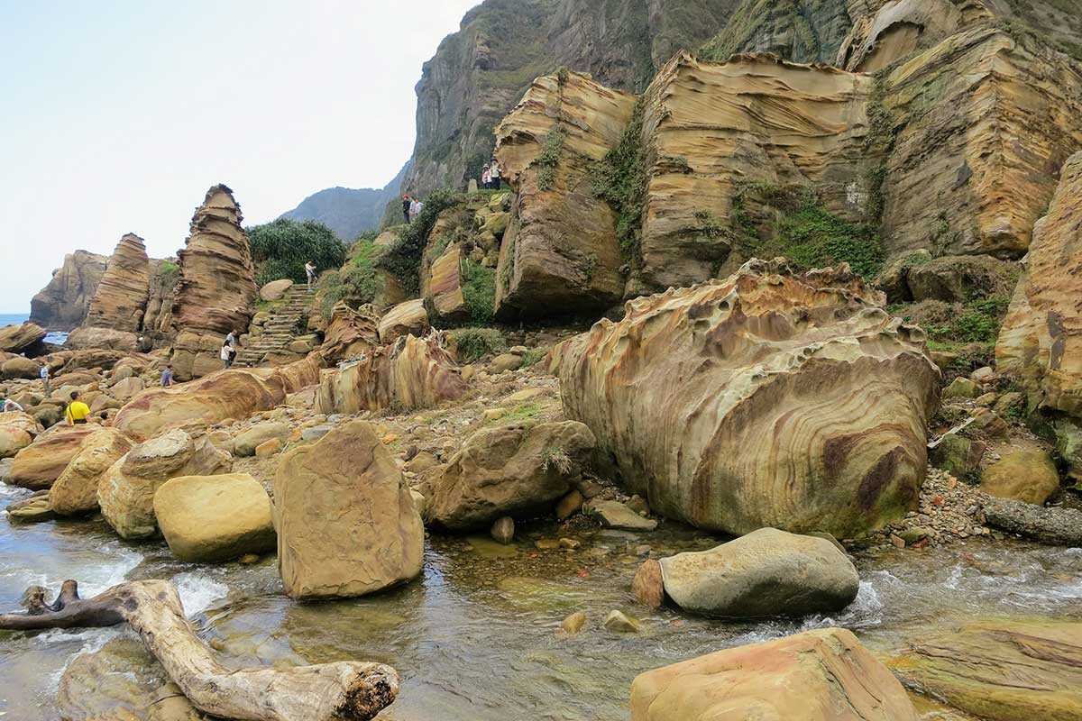2013 南雅奇石 - 節理在風化侵蝕下形成柱狀的岩峰
